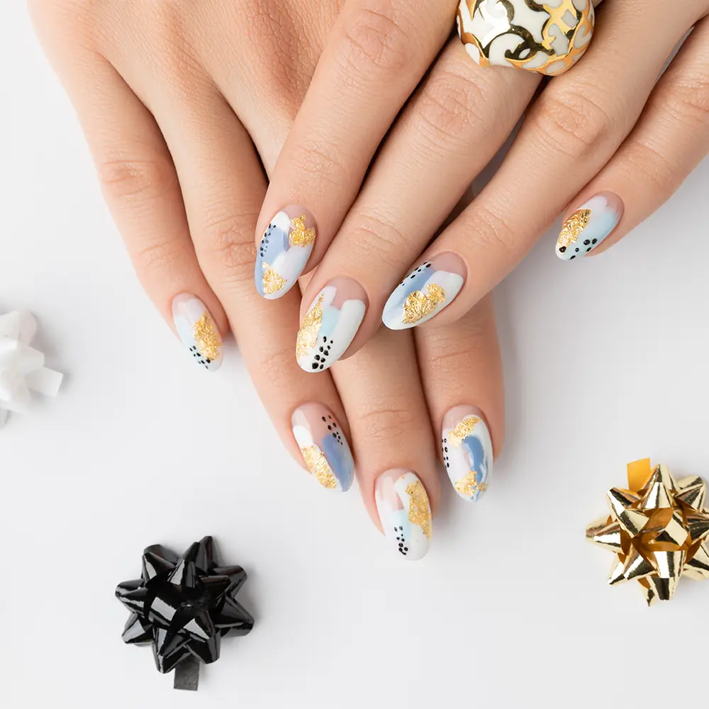 Junge erwachsene Frau die Hände mit modischen Nägel auf weißem Hintergrund. Frühling-Sommer-Nageldesign.
